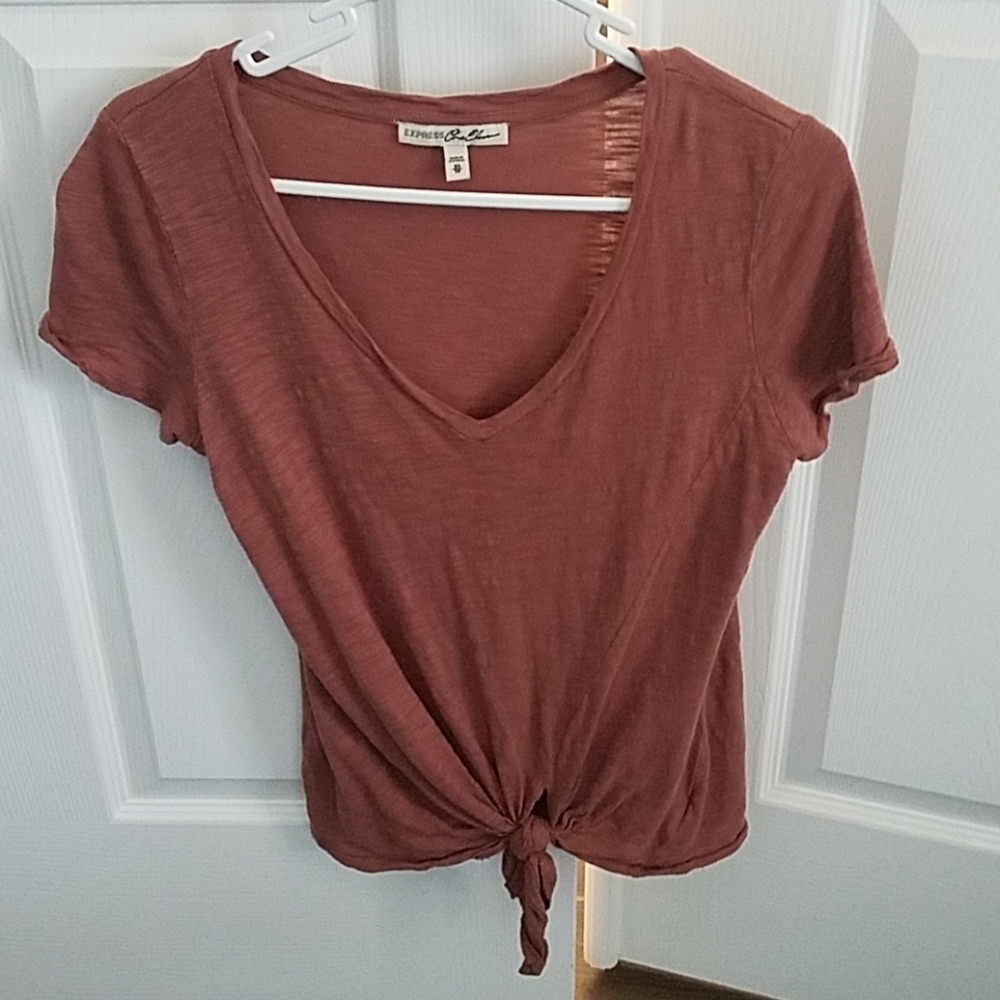 Vneck tee with tie in front